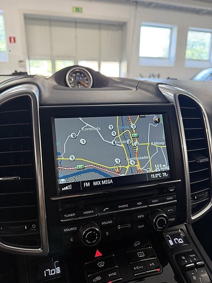 Porsche Cayenne 14 of 22