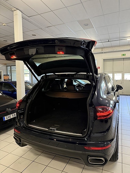 Porsche Cayenne 4 of 22