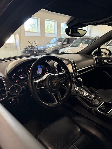 Porsche Cayenne 9 of 22