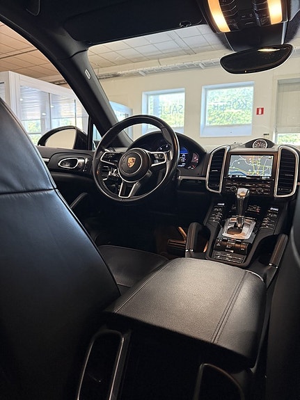 Porsche Cayenne 16 of 22