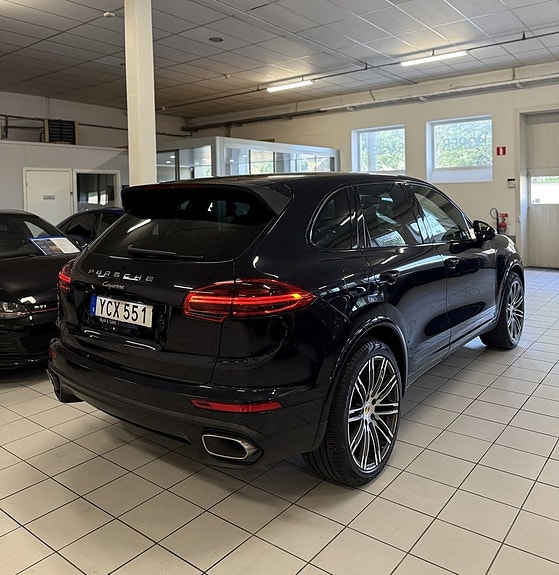 Porsche Cayenne 3 of 22