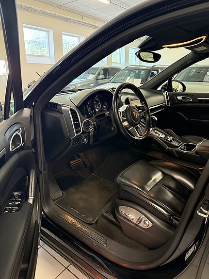 Porsche Cayenne 7 of 22