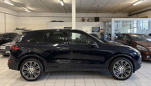 Porsche Cayenne 2 of 22