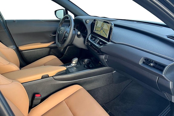 Lexus UX300h 6 of 24