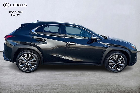 Lexus UX300h 16 of 24