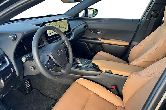 Lexus UX300h 12 of 24