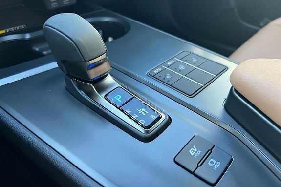 Lexus UX300h 22 of 24
