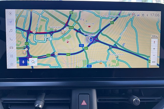 Lexus UX300h 13 of 24