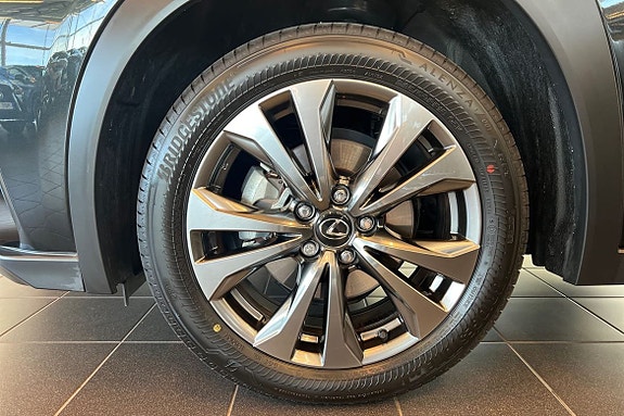 Lexus UX300h 15 of 24