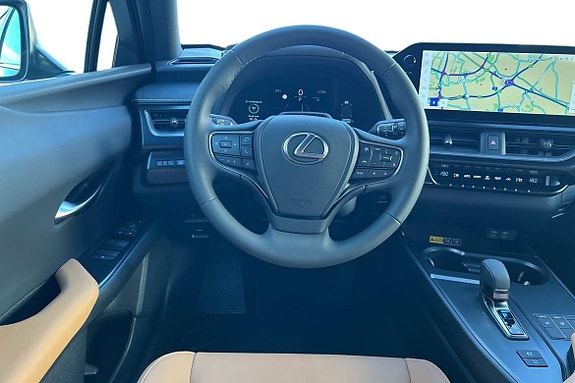 Lexus UX300h 9 of 24