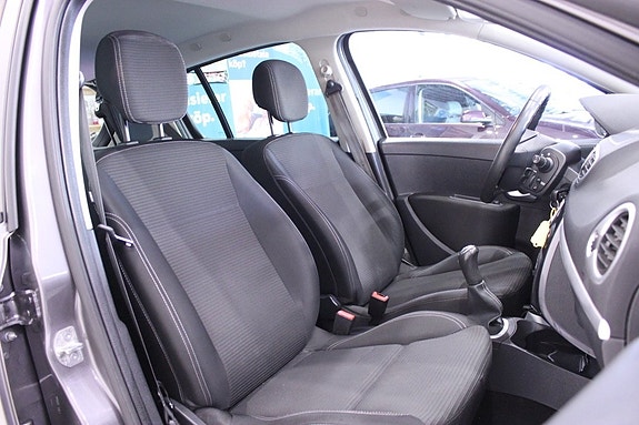 Renault Clio 19 of 27