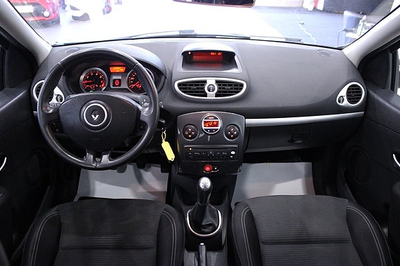 Renault Clio 12 of 27