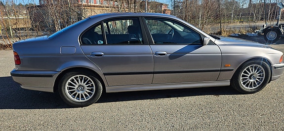 BMW 528i 2 of 6