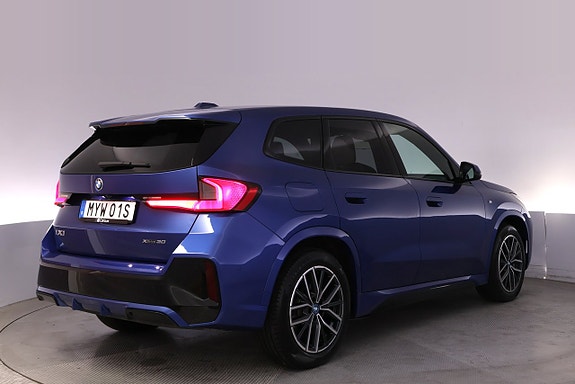 BMW iX1 5 of 27