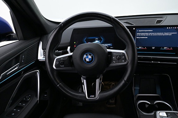 BMW iX1 7 of 27