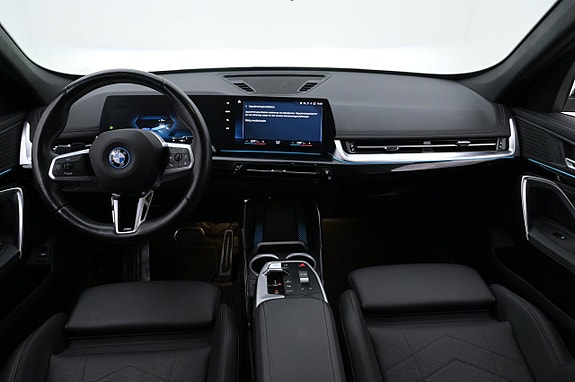 BMW iX1 6 of 27