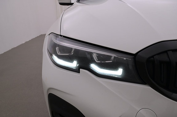 BMW 330e 25 of 27