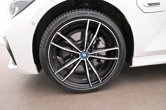 BMW 330e 27 of 27