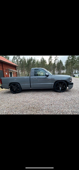 Chevrolet Silverado 1500 2 of 10