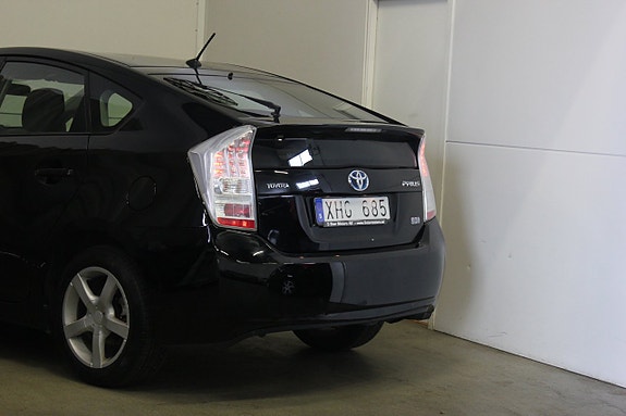 Toyota Prius 8 of 19