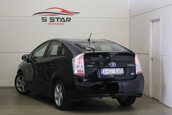 Toyota Prius 7 of 19