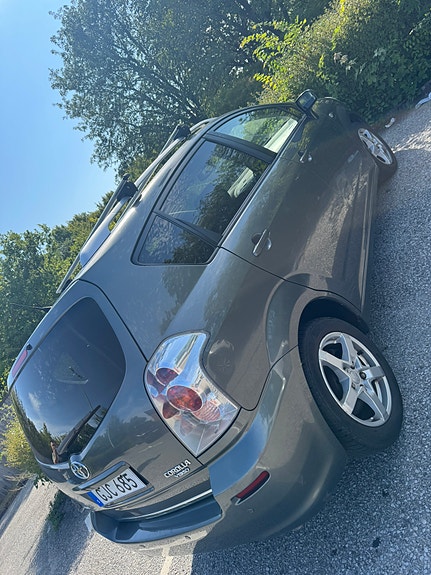 Toyota Corolla Verso 2 of 7