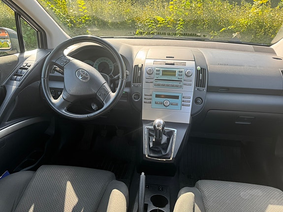 Toyota Corolla Verso 4 of 7