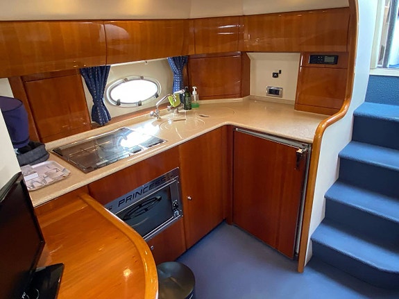 Princess V42 -2002 | 2 x Volvo Penta KAD300 | SV-Såld 7 of 12