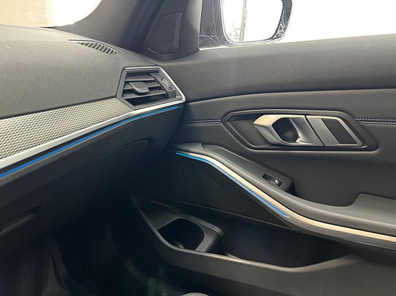 BMW 330e 18 of 30