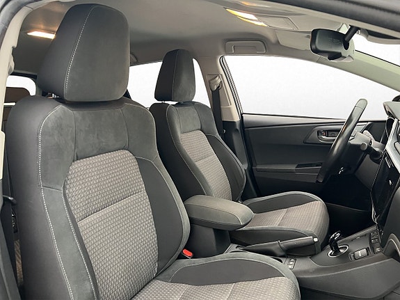 Toyota Auris 13 of 30