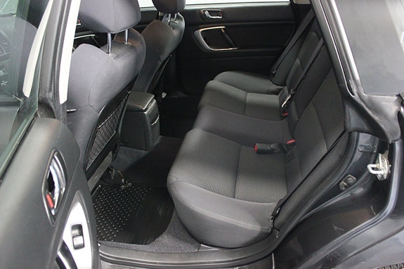 Subaru Legacy 10 of 19