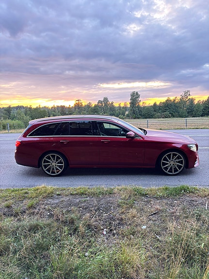 Mercedes-Benz E220 2 of 10