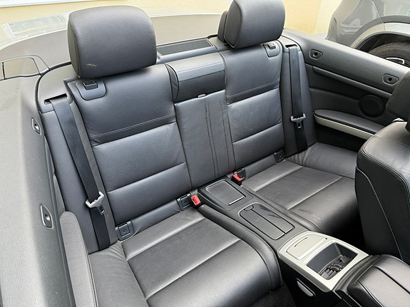 BMW 320i 4 of 5