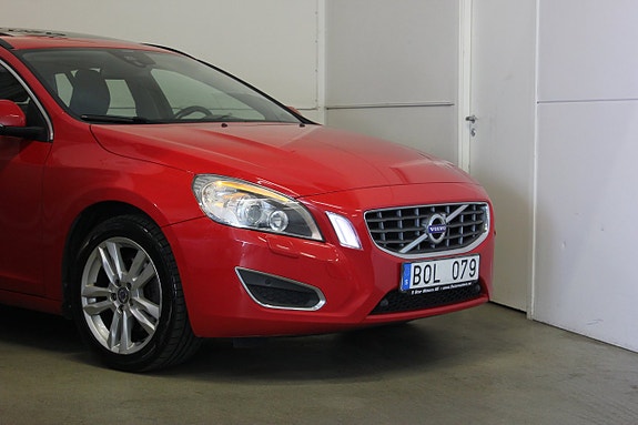 Volvo V60 2 of 22