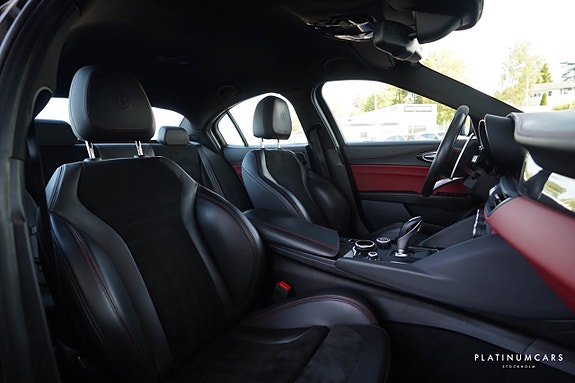 Alfa Romeo Giulia Quadrifoglio 8 of 25