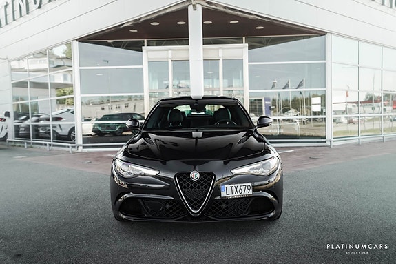 Alfa Romeo Giulia Quadrifoglio 3 of 25