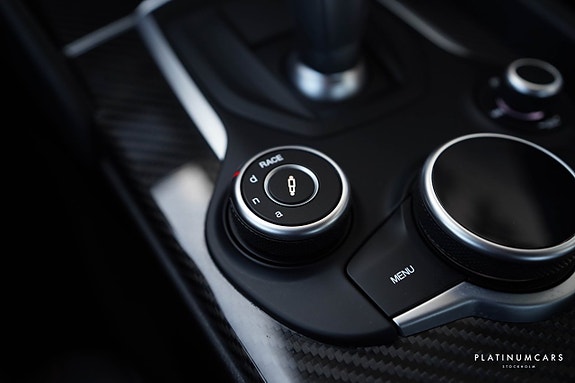 Alfa Romeo Giulia Quadrifoglio 14 of 25