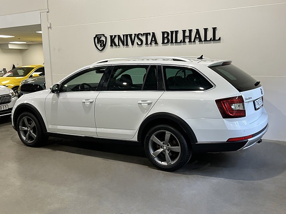 Skoda Octavia Scout 2 of 28