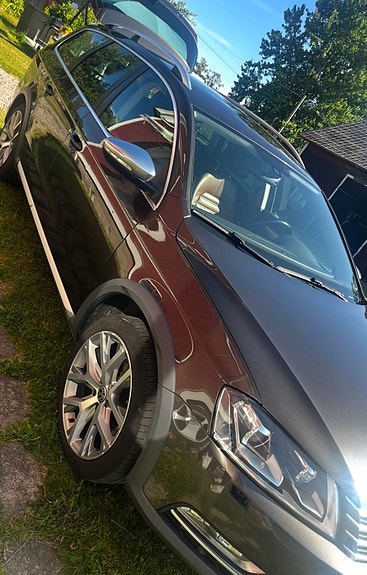 Volkswagen Passat Alltrack 2 of 8