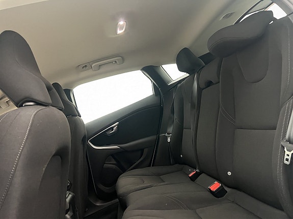 Volvo V40 15 of 28