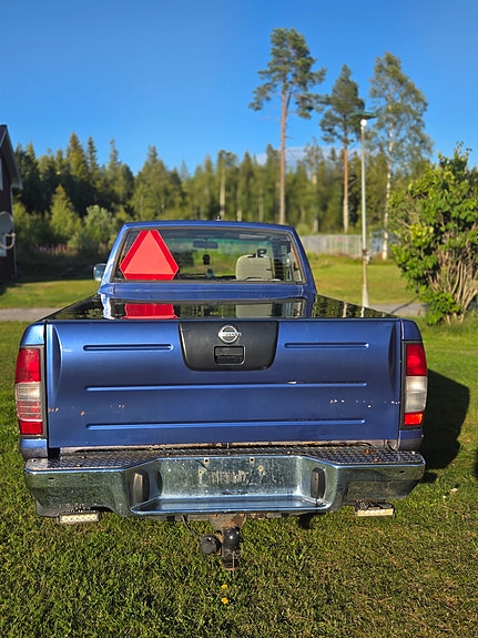 Nissan NP300 2 of 7