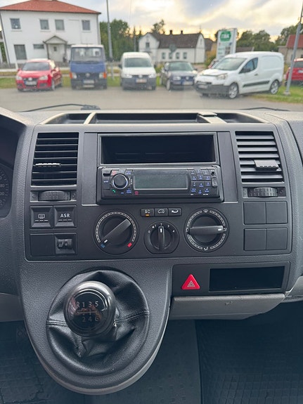 Volkswagen Shuttle 12 of 17