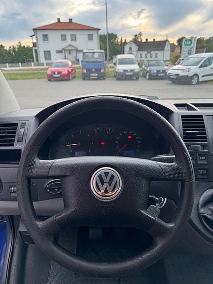 Volkswagen Shuttle 10 of 17