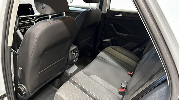Volkswagen T-Roc 11 of 12