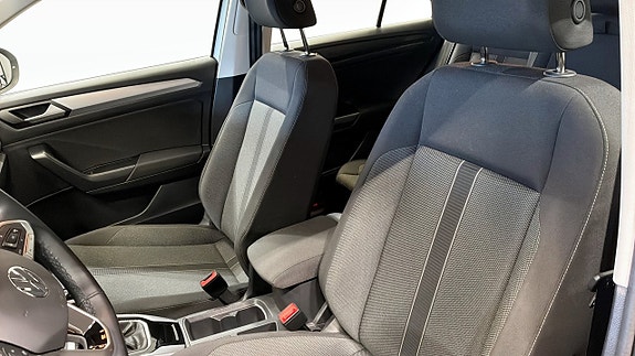 Volkswagen T-Roc 8 of 12