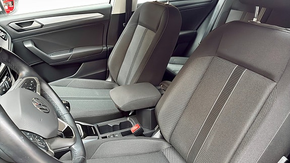 Volkswagen T-Roc 8 of 12