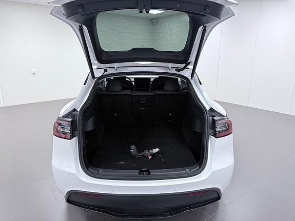 Tesla Model Y 6 of 8