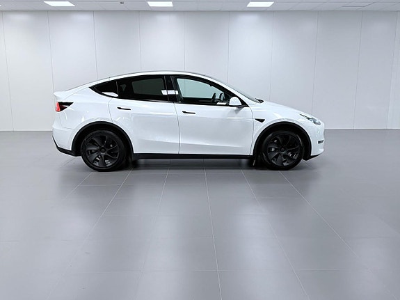 Tesla Model Y 3 of 8
