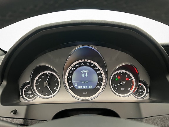 Mercedes-Benz E200 17 of 30