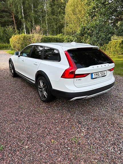 Volvo V90 Cross Country 2 of 3
